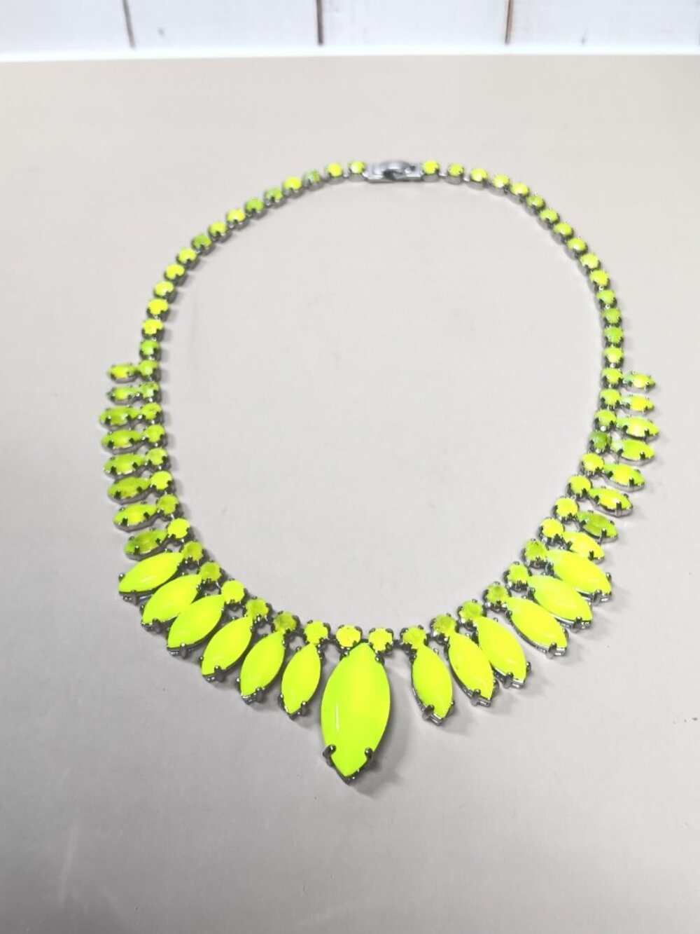 Vintage Faceted Neon Green Bib Necklace Y2K 16" - Picture 15 of 15